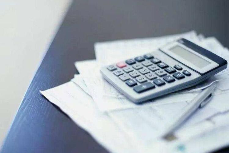 会计培训班是指进行会计学科的培训,从事会计工作的人员,须取得会计